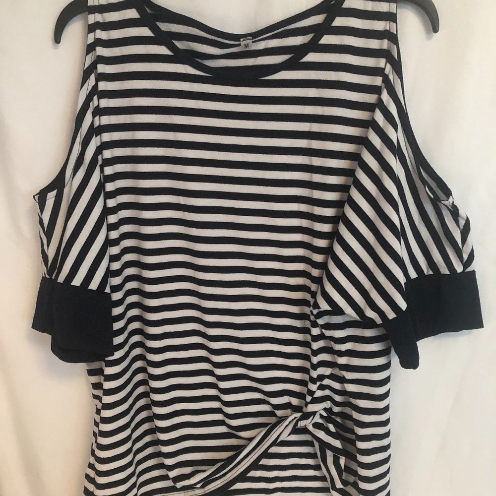 Casual T-Shirt Bat Peek-a-Boo Shoulder Navy Medium
